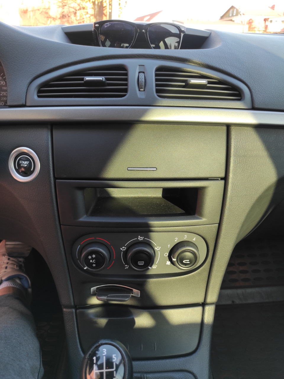 Ремонт картоприемника — Renault Laguna II, 2 л, 2005 года | поломка ...