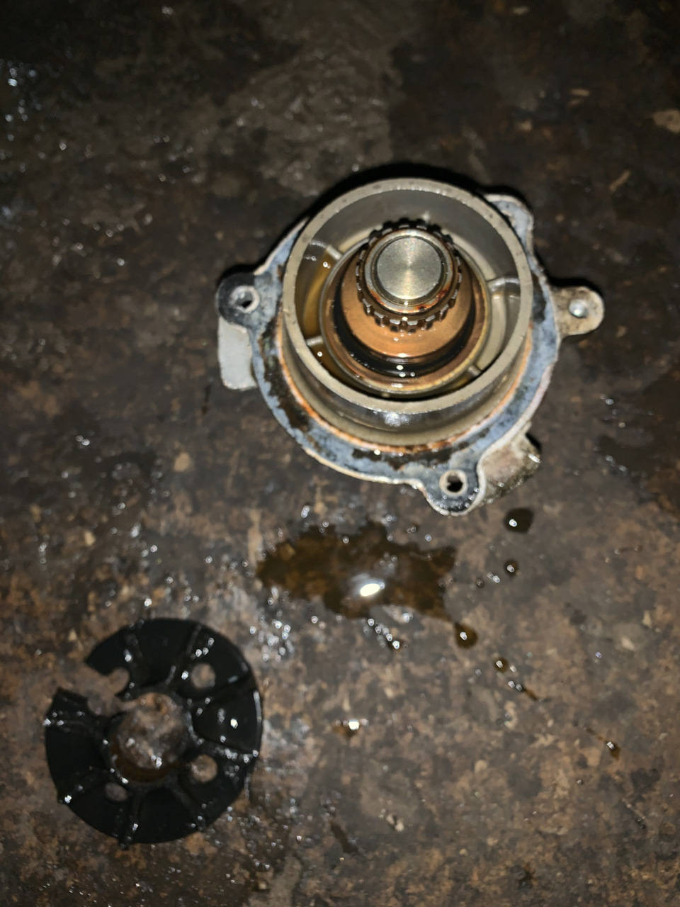 Чуть не перегрел двигатель. Лопнула помпа. Замена помпы. — Lada Калина ...