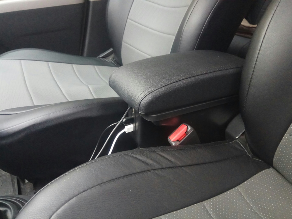 Подлокотник — Toyota Yaris (p2), 1,3 л, 2008 года | шины | DRIVE2