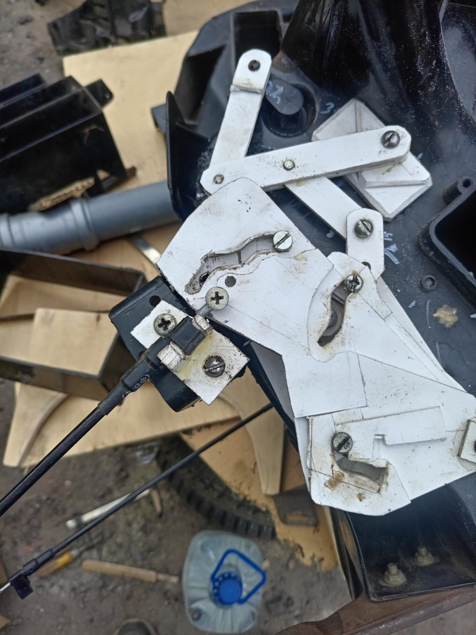 Спаял переходной кранштейн, которые прикручивается к корпусу печки спереди, а к нему прикрутил кранштейн тросика. — Lada 2120 Надежда