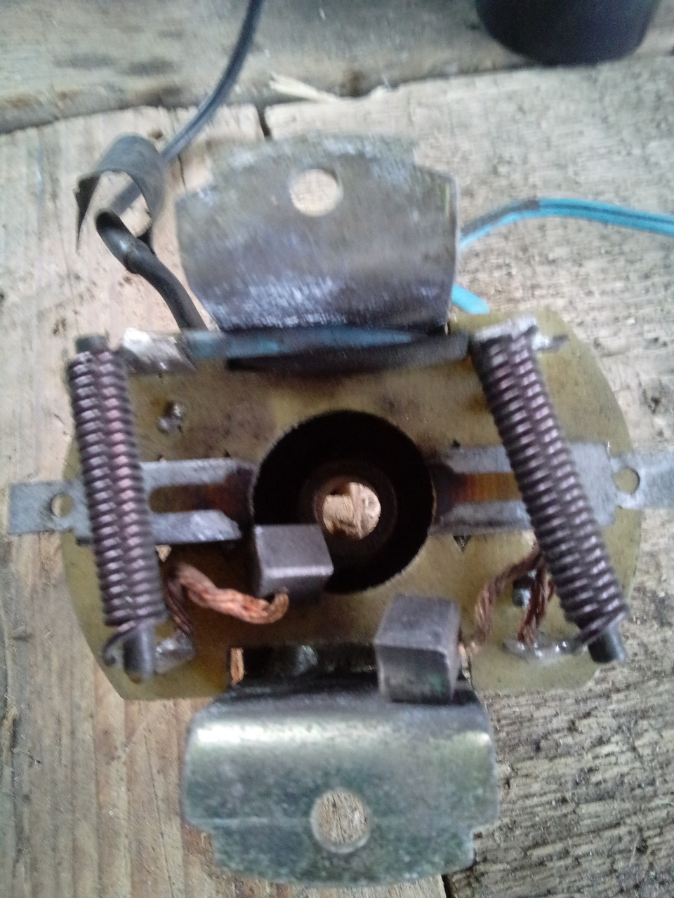 А это щетки в моторчик донора. Ещё конечно походили бы, но я решил заменить на новые. — Lada 2120 Надежда