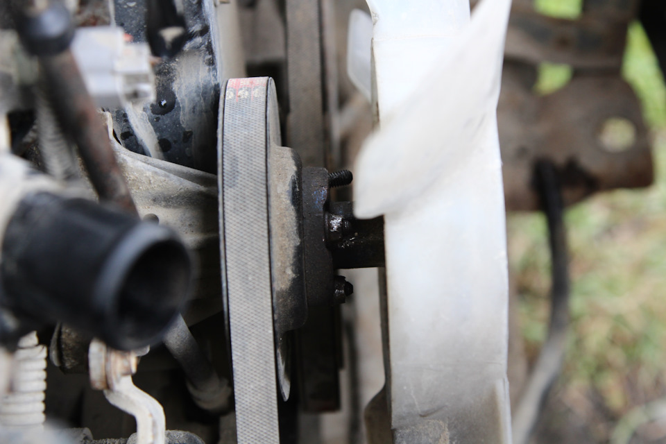 5. На помпе зализанные грани на гайках. Пришлось срезать. — Suzuki Grand Vitara (1G)