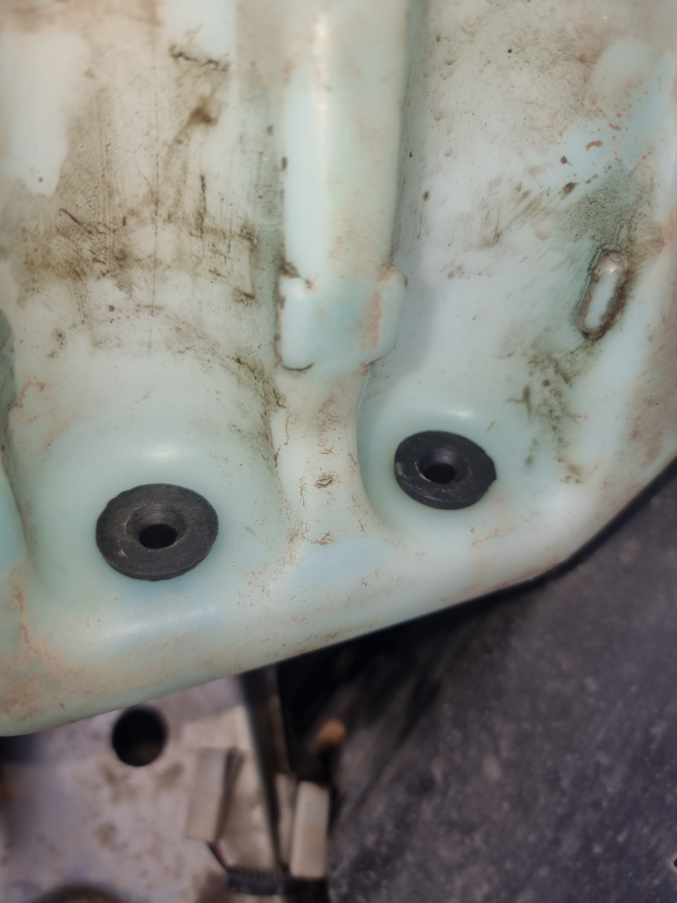 Потёк бочек омывателя — Lada Калина хэтчбек, 1,6 л, 2011 года | своими ...