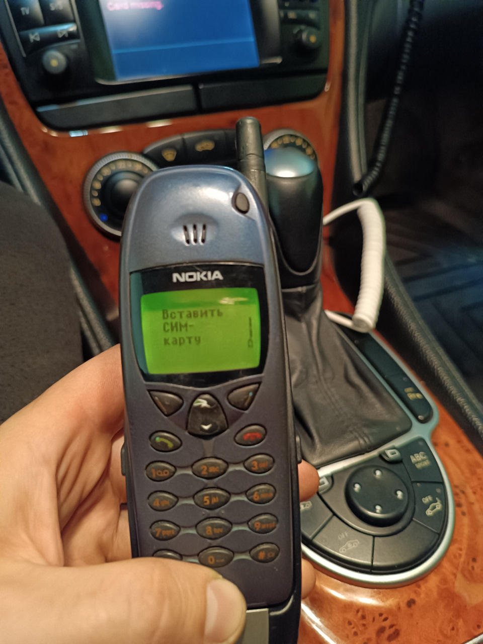 Телефон Nokia в крепление в подлокотнике. — Mercedes-Benz SL-Class (R230),  5 л, 2003 года | аксессуары | DRIVE2