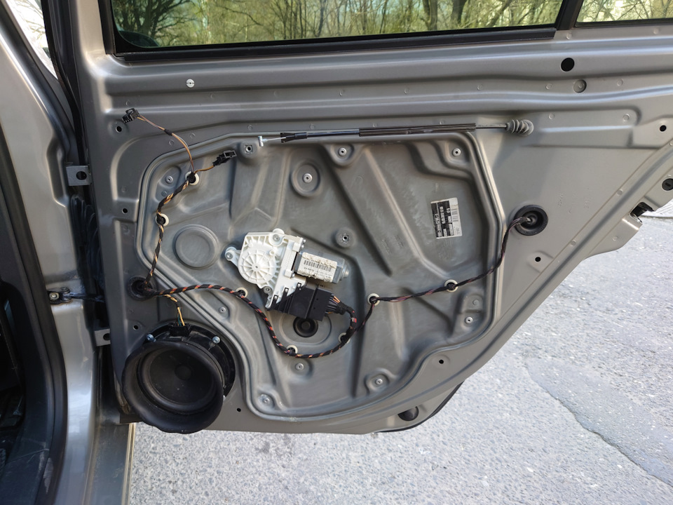 Установка щитов задних дверей на резьбовые заклепки. — Skoda Octavia A5 ...