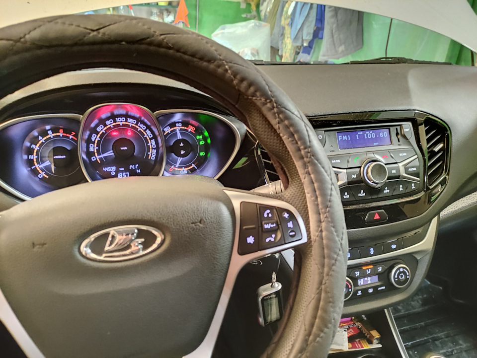 14,1 В по приборке. Включены только габариты, ближний свет, туманки, магнитола, печка на 2 деления — Lada Vesta SW Cross (1G)