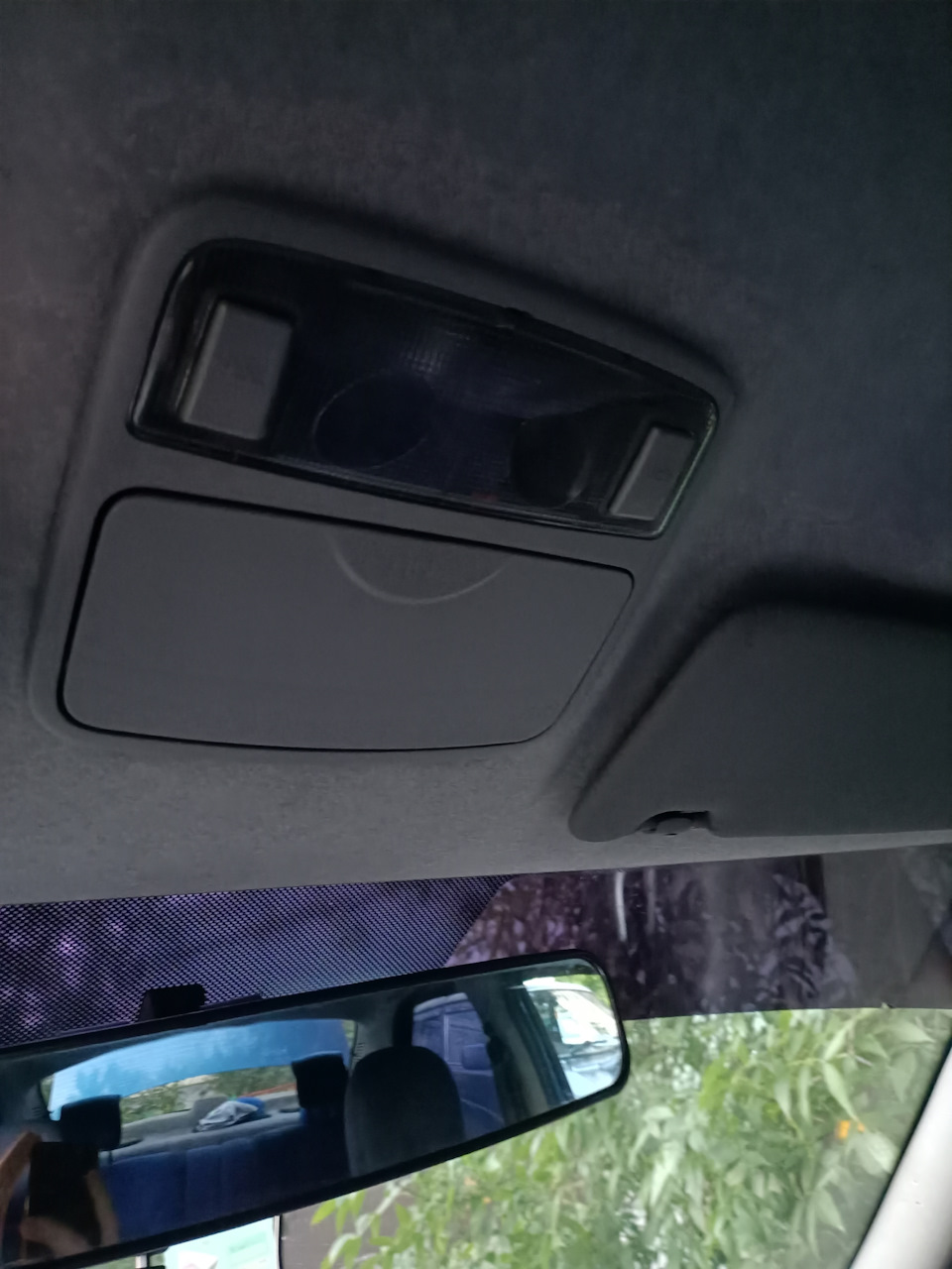 Замена плафона освещения — Renault Logan (1G), 1,6 л, 2008 года ...