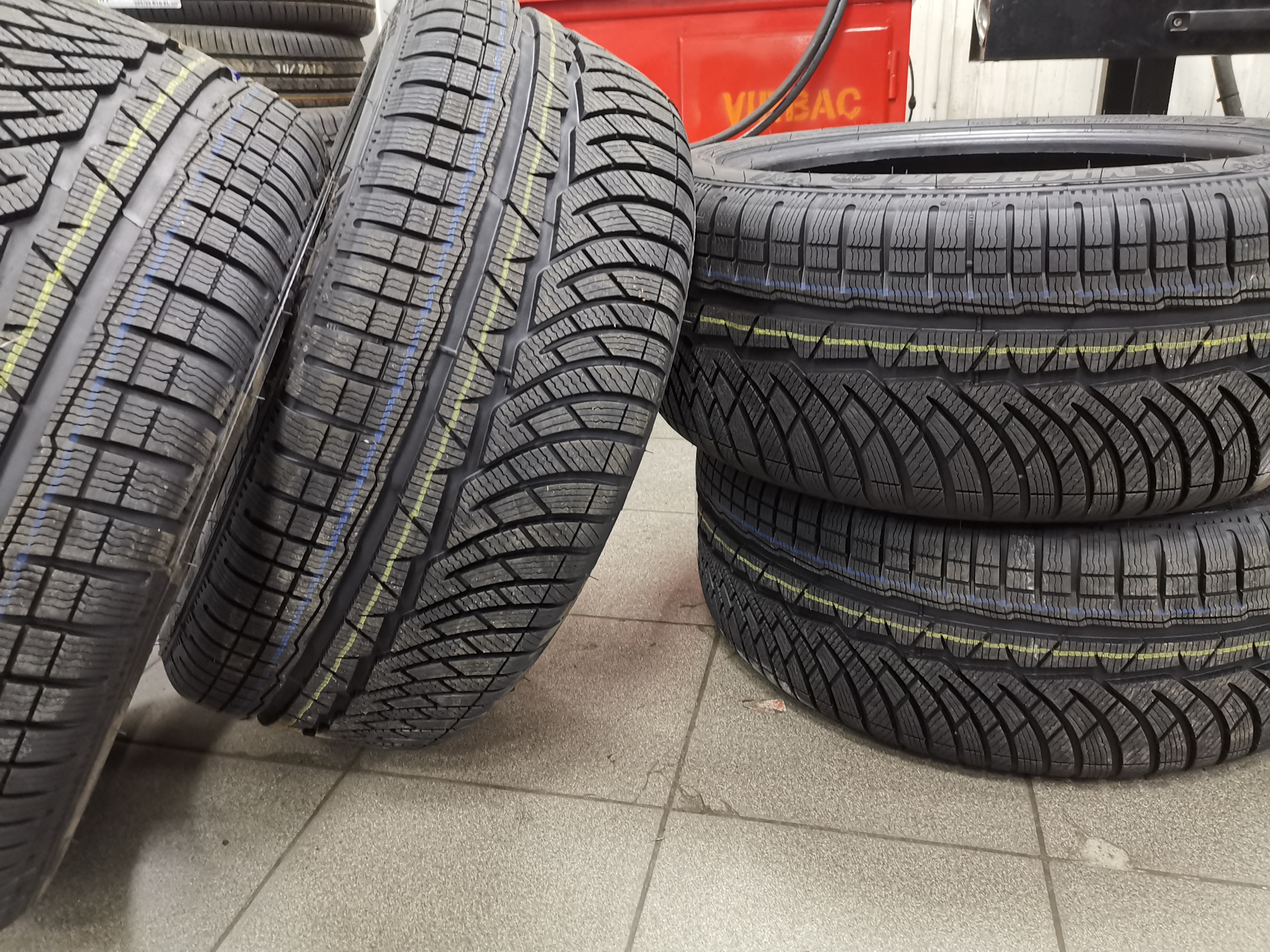 Michelin pilot alpin. Michelin Pilot Alpin pa 4 SUV. Michelin Pilot Alpin pa4 50 тысяч пробег. Michelin Alpin pa4 RUNFLAT нешипованная значок. Мишлен Pilot Alpin 4 фото отзывы.