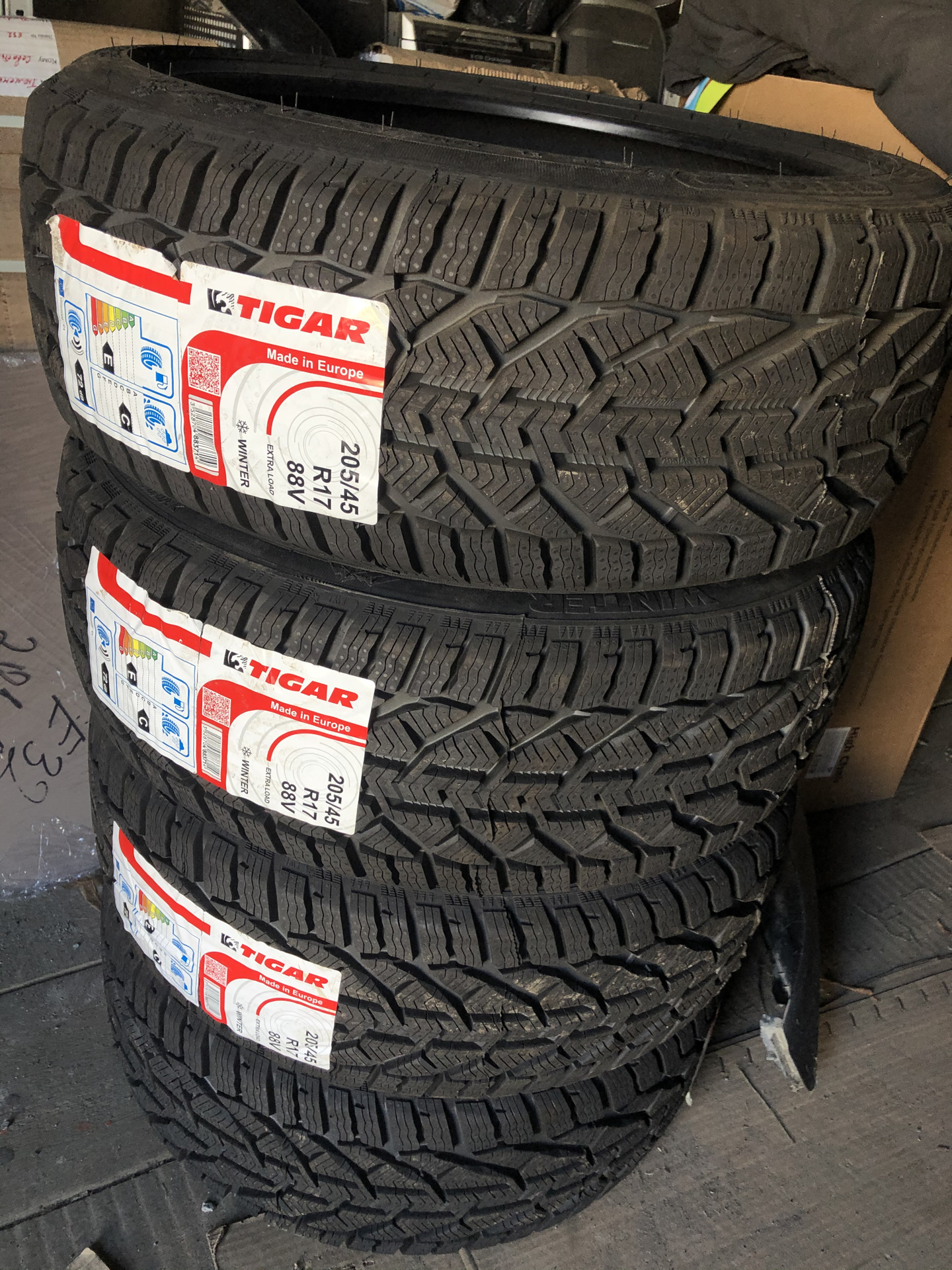 Tigar winter r17. Tigar Winter 205/45 r17. Tigar Winter 205 40 r17. Tigar липучка 17. Tigar 215/50 r17 зимняя.