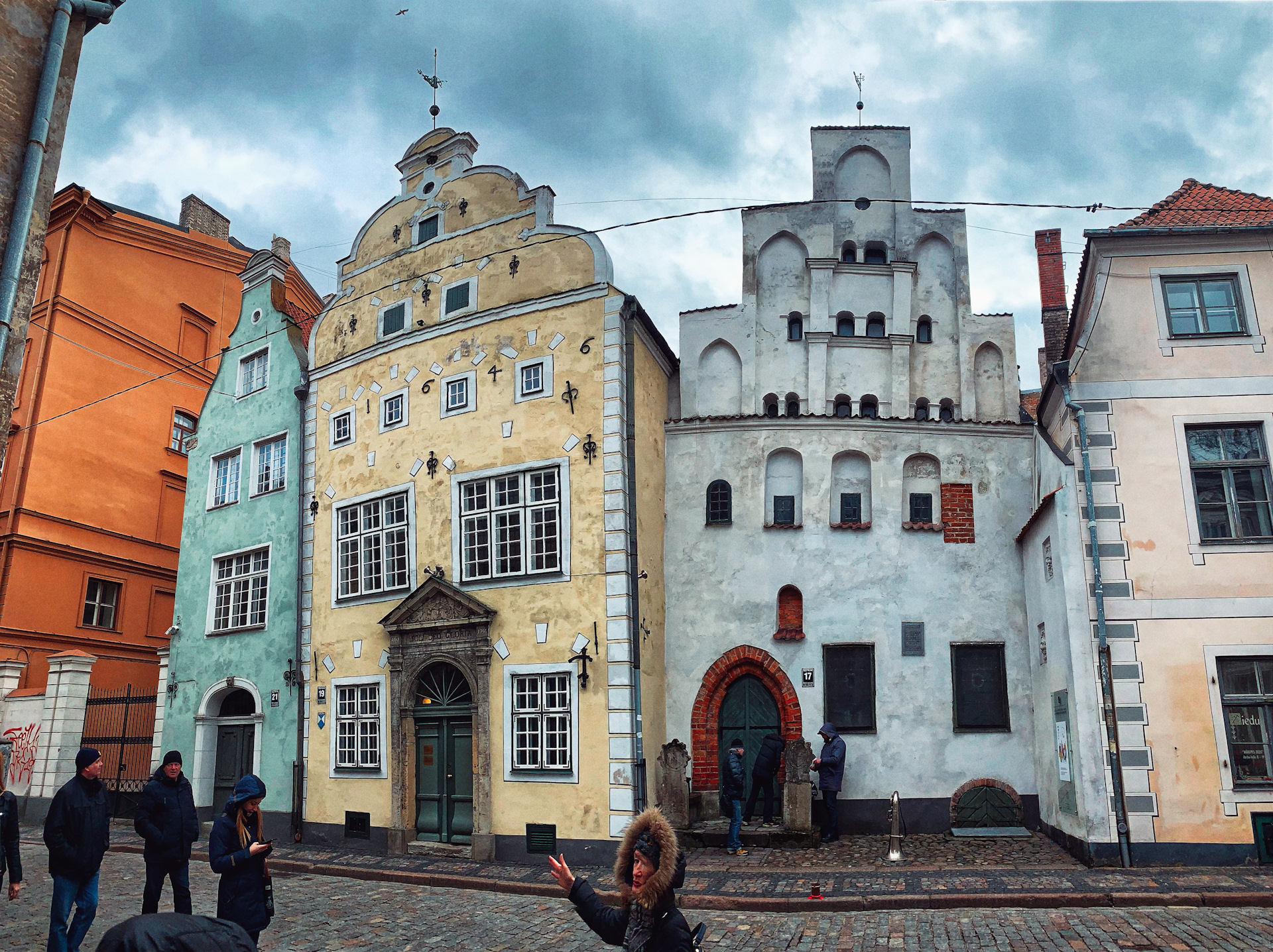 три дома три брата. три брата рига латвия фото. комплекс три брата рига. улица маза пилс в риге. три брата рига.