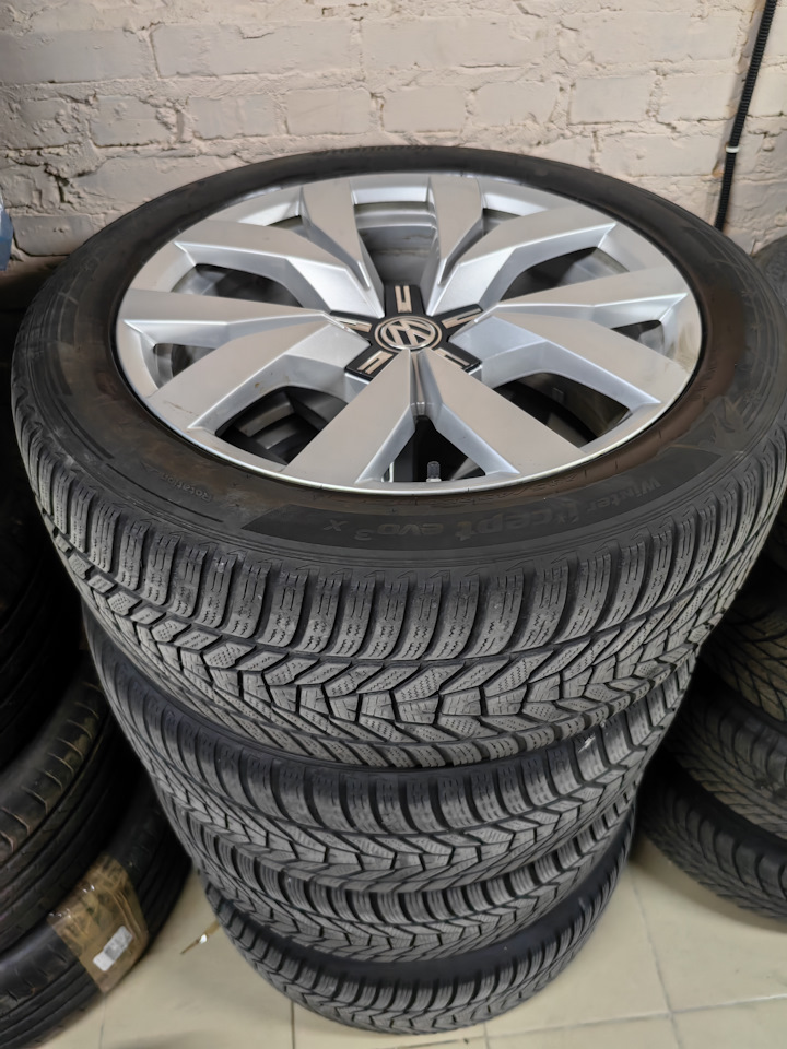 Шины зимние нешипованные Hankook 285/45 R20, литые диски Volkswagen 9 ...
