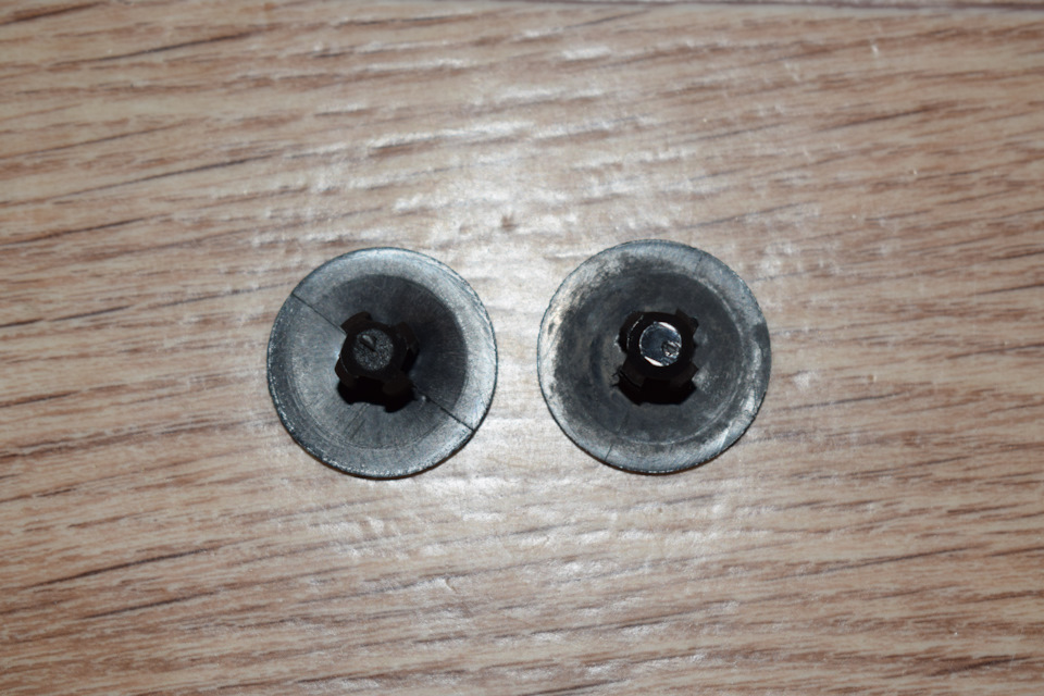 Слева клипса H&Q 70203091, справа оригинал Ford — Ford Fiesta (Mk VI). Запчасти на фото: 70203091