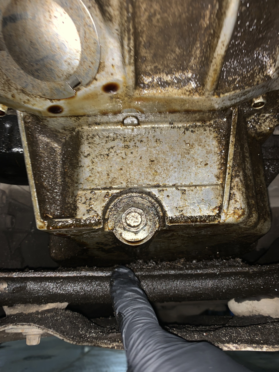 После слива масла закручиваем болт на 15 обратно где стоял — Chevrolet Tahoe (GMT800)