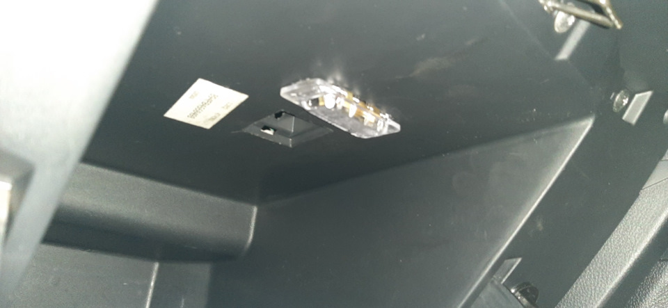 Подсветка бардачка и розетка USB — Nissan Tiida (1G), 1,6 л, 2011 года ...