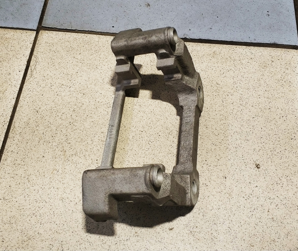 направляющие тормозных колодок на джип гранд чероки. направляющая колодок зад 3309. скобы направляющих задних колодок opel astra j. сварка скобы суппорта. пластина тормозных колодок т-150.