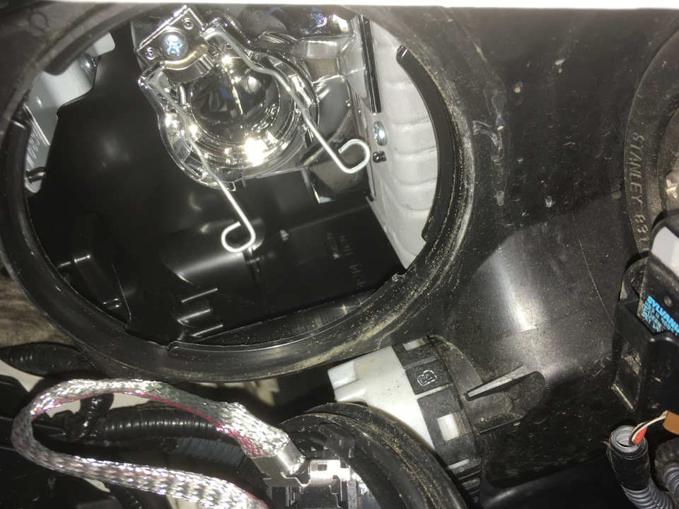 Как поменять лампочку на рав 4 Замена лампы D4S - Toyota RAV4 (IV), 2,2 л, 2013 года своими руками DRIVE2