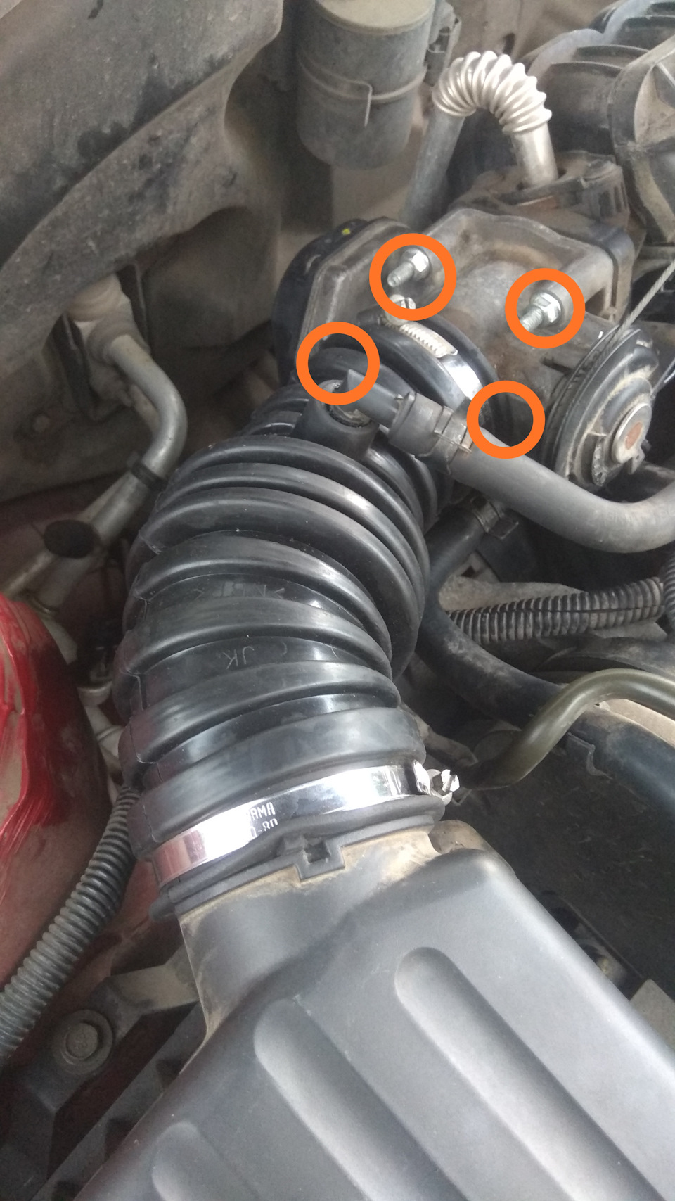 Две гайки сверху, гайка снизу справа и болт снизу слева — Chevrolet Lacetti Sedan