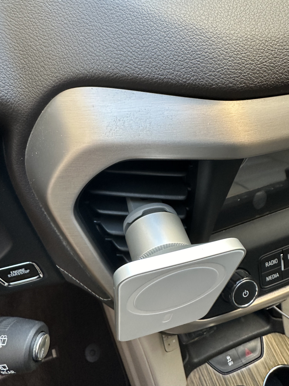 Держатель телефона Belkin Magsafe Vent Mount Pro — GMC Acadia (2G), 3,6 л,  2019 года | аксессуары | DRIVE2