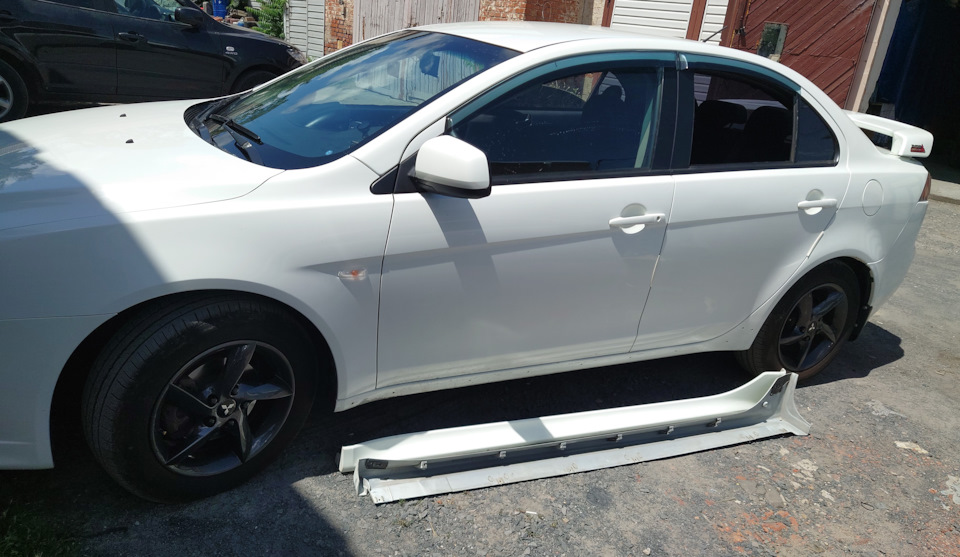 Пороги отмыты. Часть фурнитуры в коробочках. — Mitsubishi Lancer X