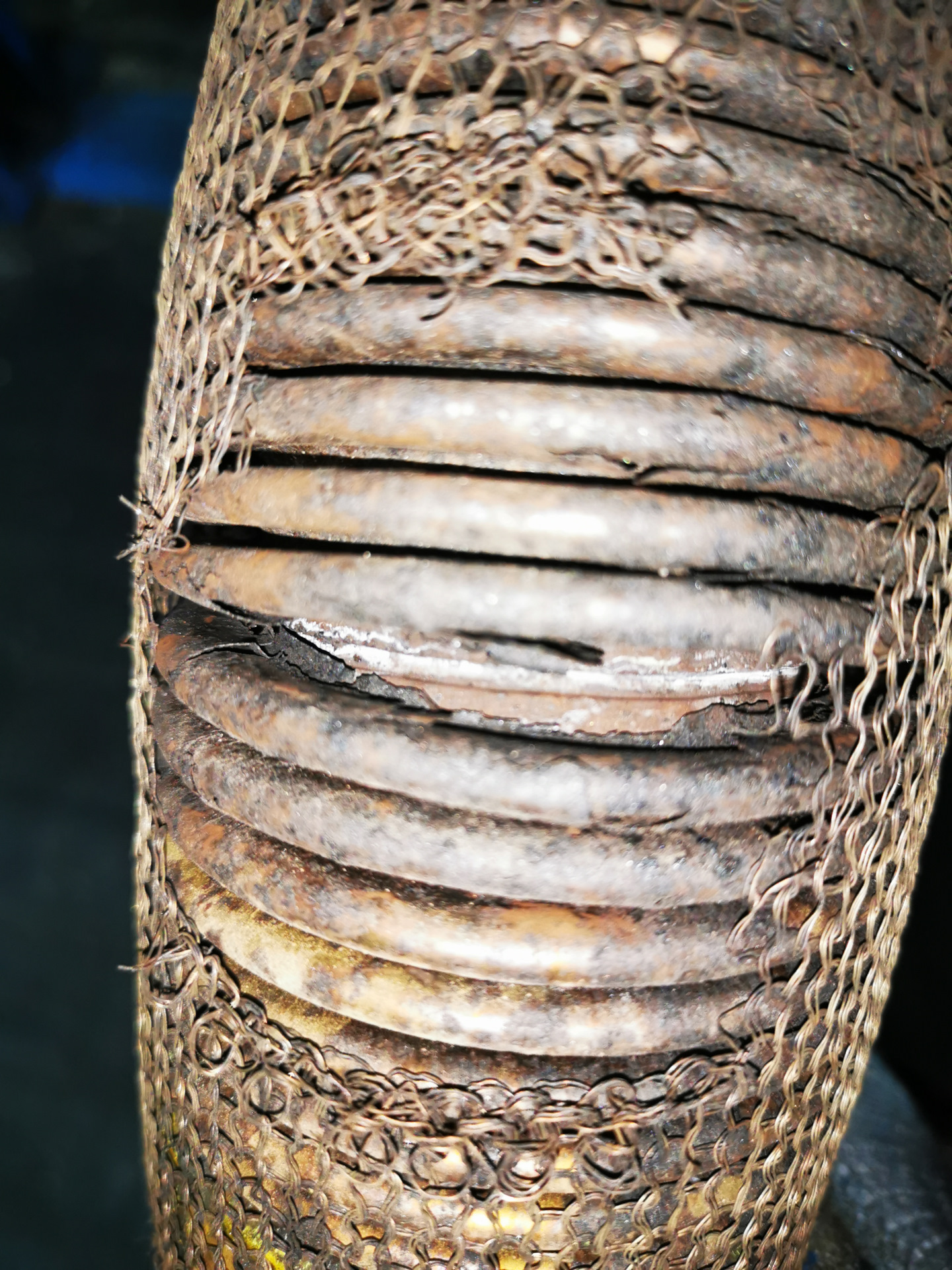 Замена гофры глушителя — Opel Astra J, 1,4 л, 2014 года | визит на ...