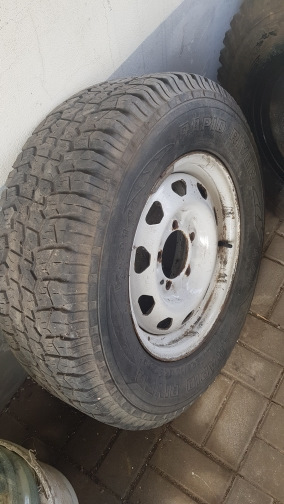 Шины всесезонные 235/75 R15, штампованные диски 15 на УАЗ 469. Б/у | 1 ...