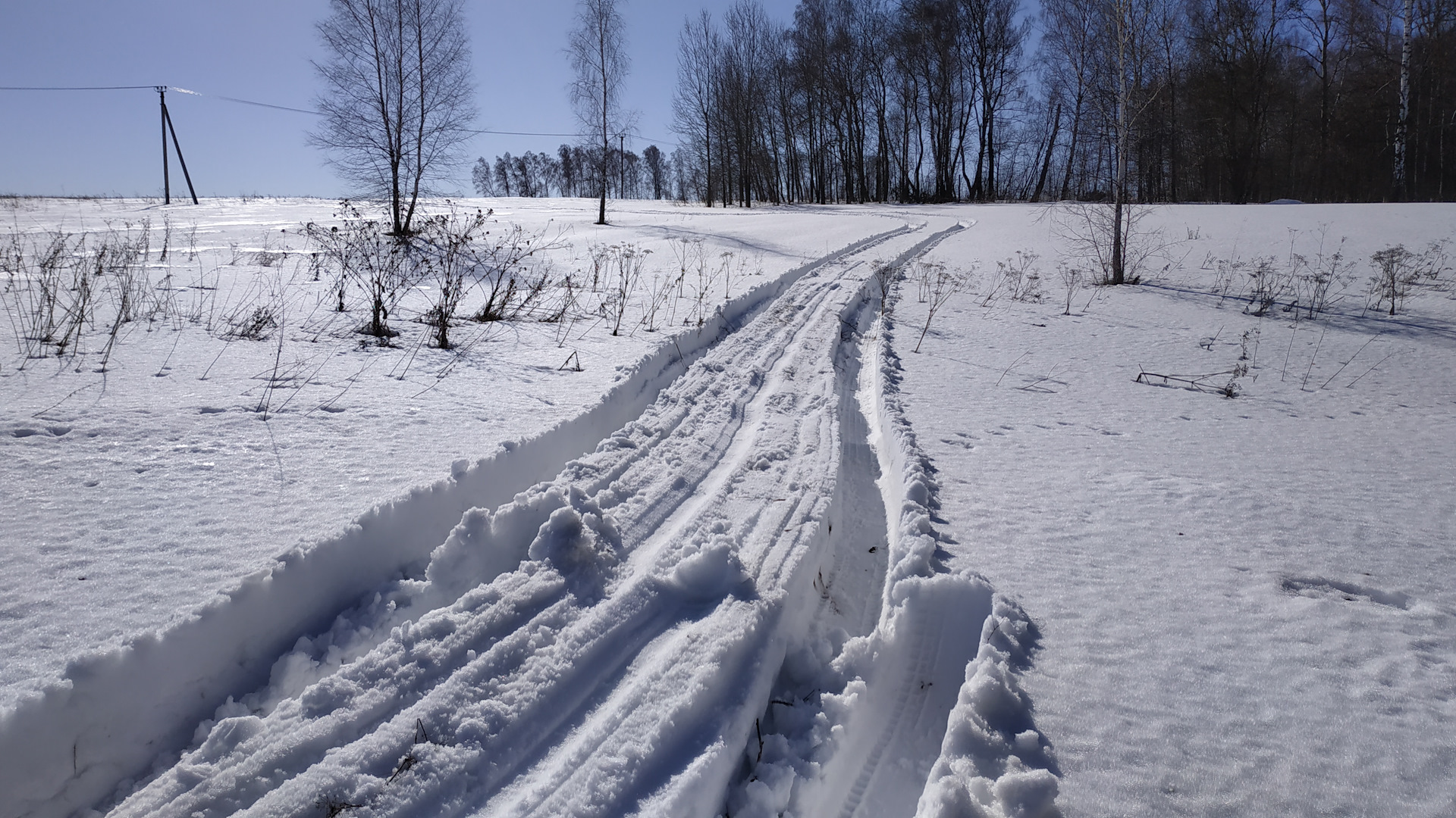Дорогу в глубоком снегу. Борозда на снегу. Тропление Лыжни в Глубоком снегу. Двигаться по глубокому снегу на грунтовой дороге следует. Способы преодоления глубокого снега.