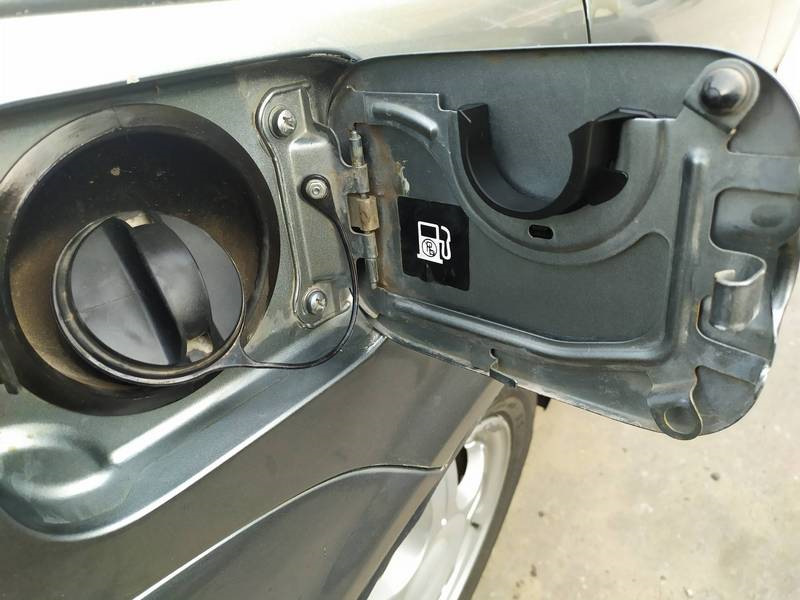 Держатель крышки бензобака — Lada Приора хэтчбек, 1,6 л, 2008 года ...