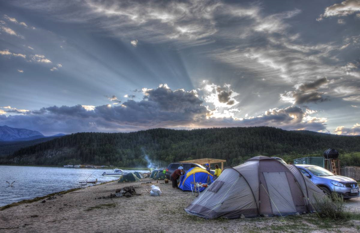 Остановиться на байкале. Кемпинг на Байкале остров Ольхон. Палаточный лагерь на Байкале. Озеро Байкал палаточные городки. Озеро Байкал палаточный городок.