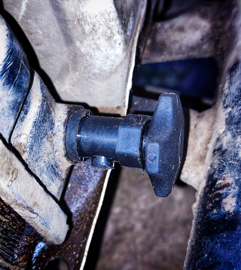 Таких же пробок как была в районе в магазах не было, темнело и надо было менять-купил такую пробку, правда чтоб вкрутить носик пришлось укоротить — Lada Приора хэтчбек