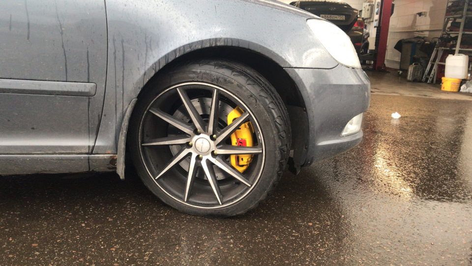 Передние тормоза 345 мм — Skoda Octavia Mk2, 1,8 л., 2011 года | тюнинг ...