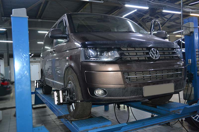 Развал фольксваген. VW Multivan на подъемнике. Развал Фольксваген Мультивен 2008 года. Мультивен на автовозе. Углы схождения Фольксваген Мультивен 2003