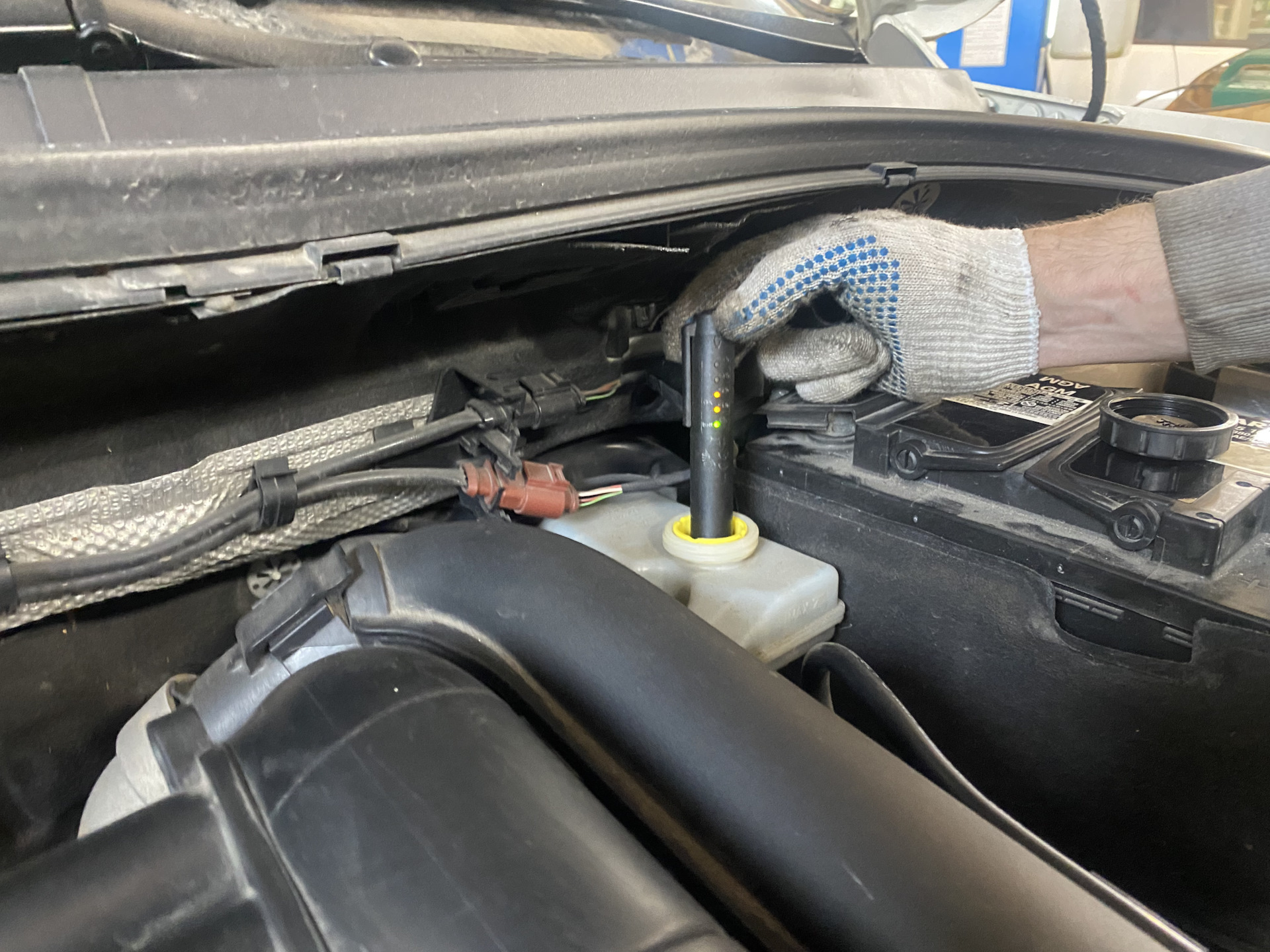 Проверка тормозной жидкости — Volkswagen Tiguan (2G), 1,4 л, 2018 года ...