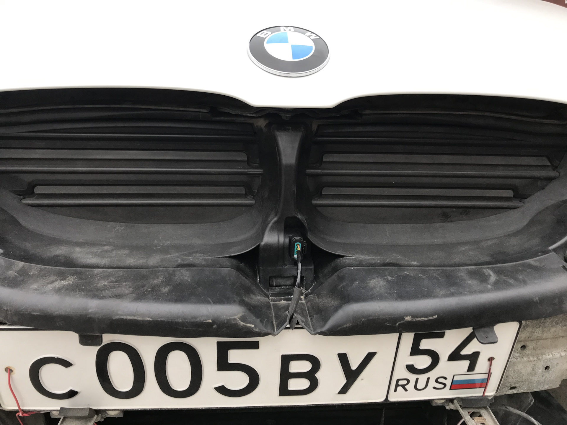 Жалюзи радиатора BMW e60. Активные жалюзи радиатора Toyota rav4. Жалюзи BMW g30. Сервопривод жалюзи радиатора БМВ е60.
