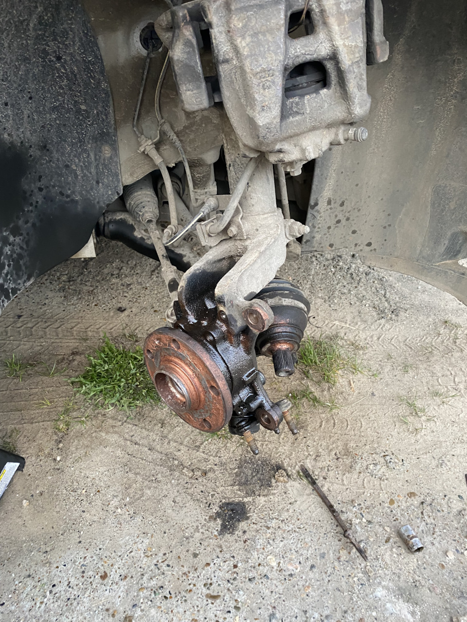 Выворачиваем кулак и получаем доступ к болтам — Volkswagen Tiguan (1G)