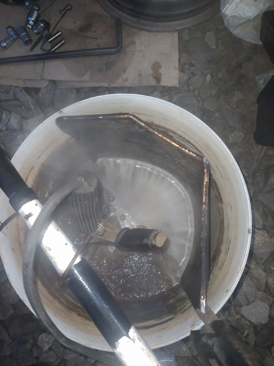 Электролиз тормозного суппорта. Замена поршня. — Ford Fusion, 1,4 л ...