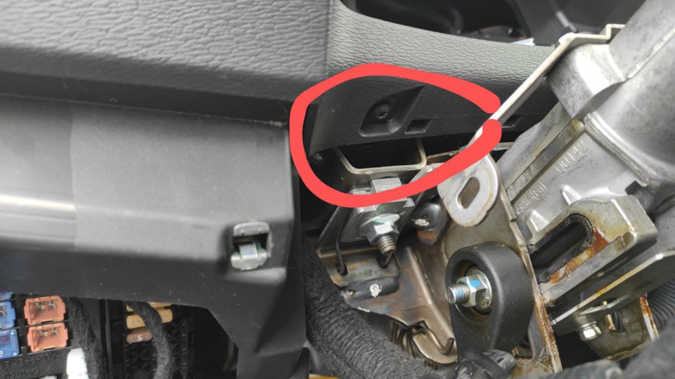 над рулевой колонкой слева — Lada Vesta (1G)