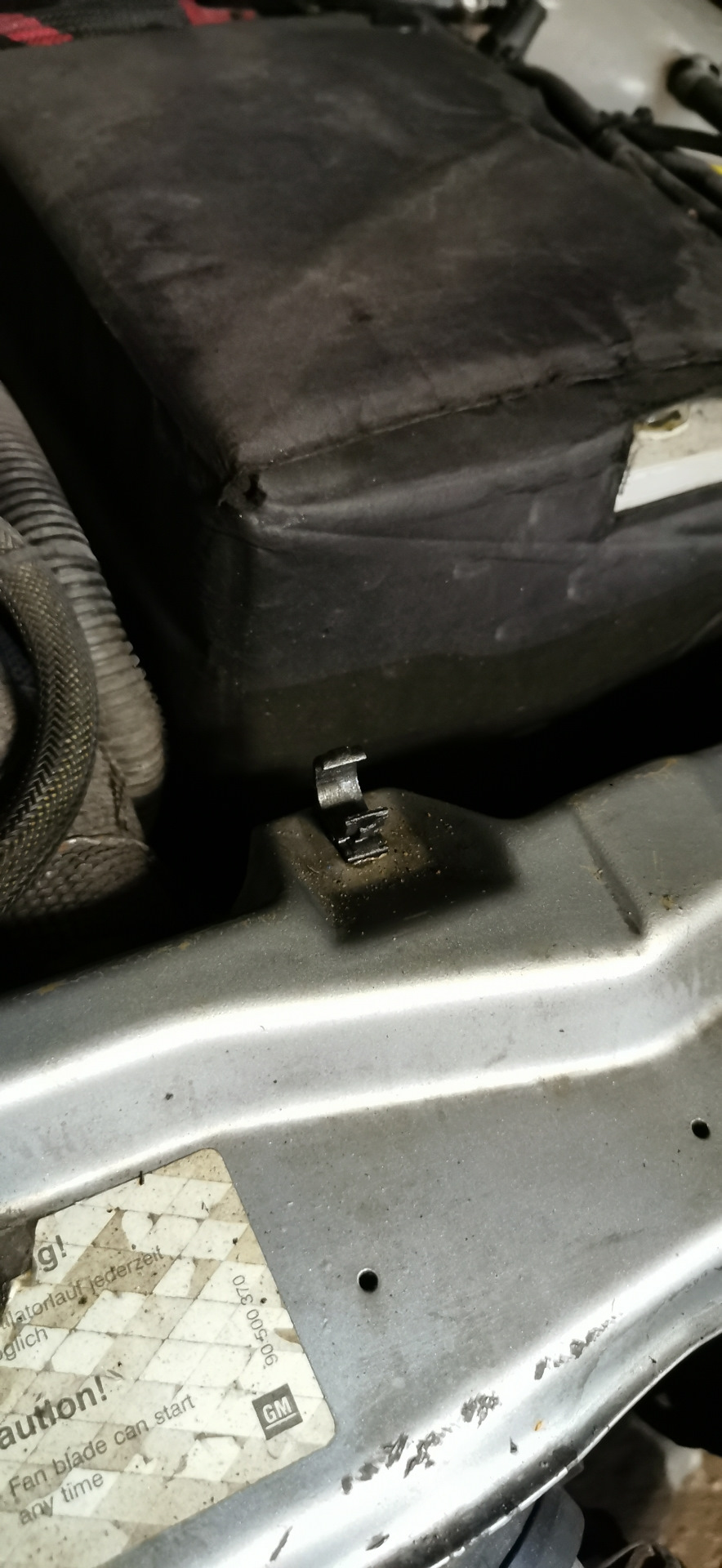Фиксаторы стойки капота (жёлтые 🤗) — Opel Astra G Coupe, 2 л, 2002 года ...