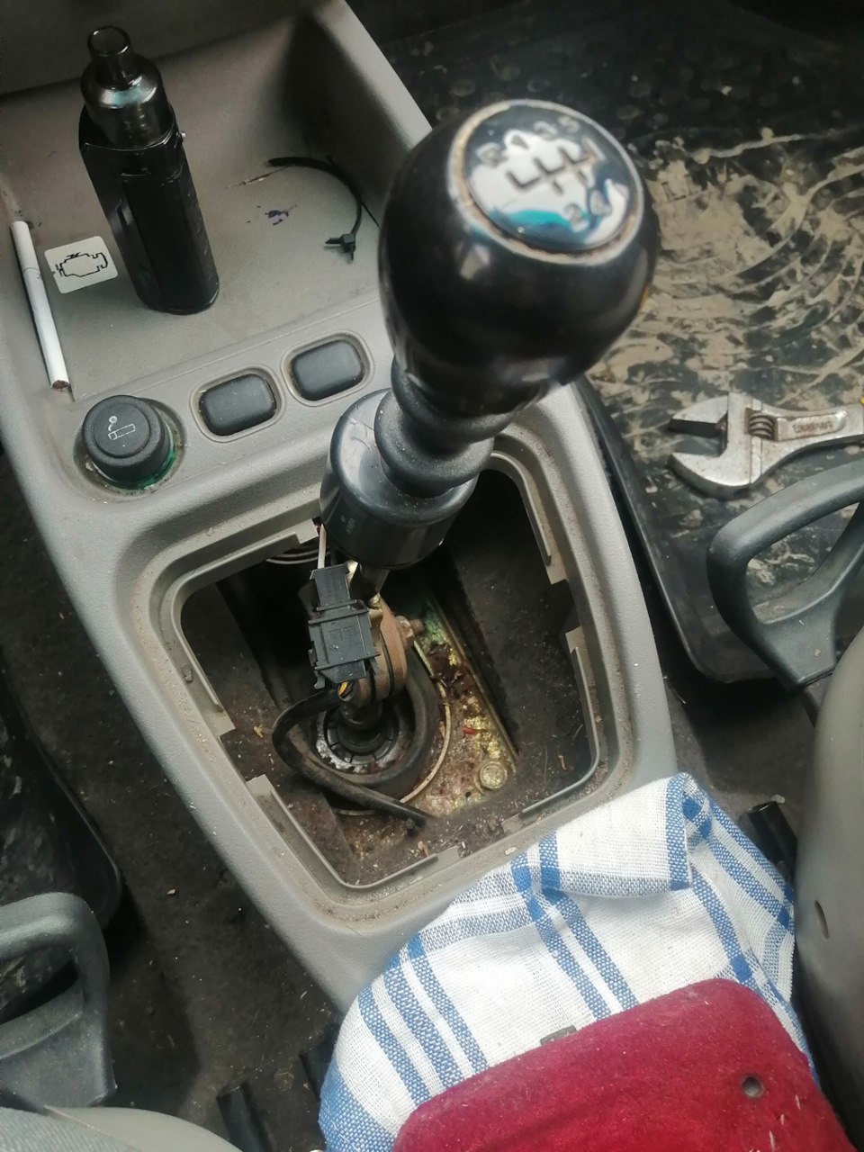 Третья за год замена выключателя соленоида на рычаге КПП за год это п ...