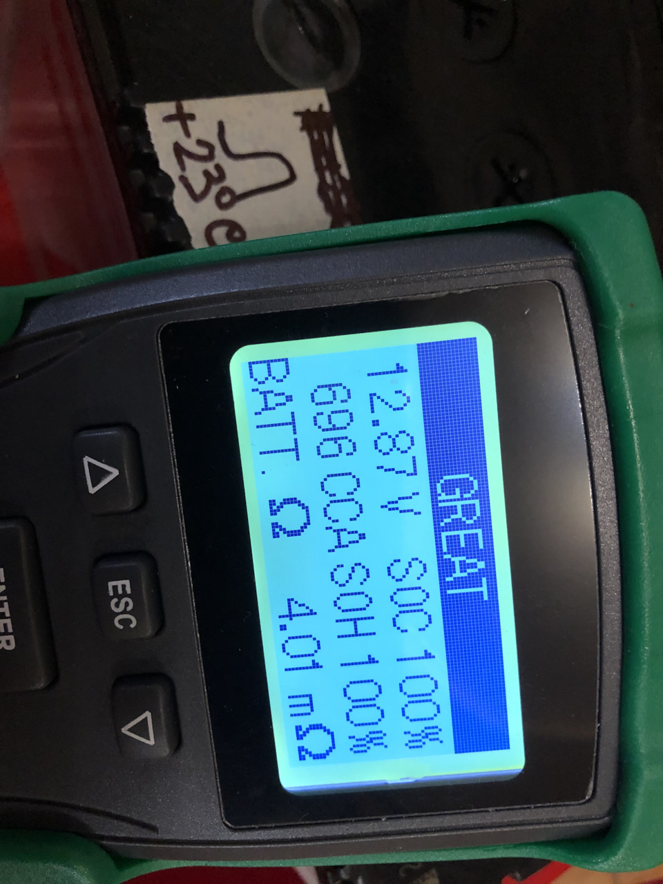 Показание тестера на левом акуме до зарядки, все очень даже не плохо, но какой то децл не хватает по ССА… — Mitsubishi Pajero Sport (1G)