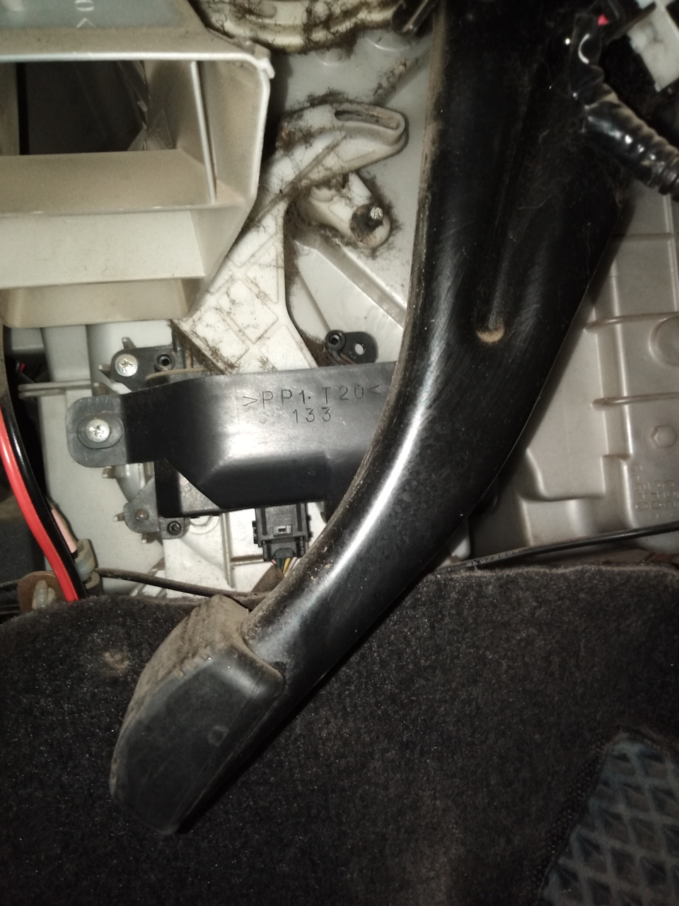 Слетел рычаг заслонки моторчика на печку — Toyota Allion (T240), 1,8 л ...