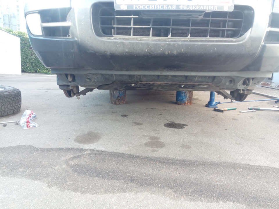 Передние втулки и стойки стабилизатора. — KIA Sportage (2G), 2 л, 2008 ...