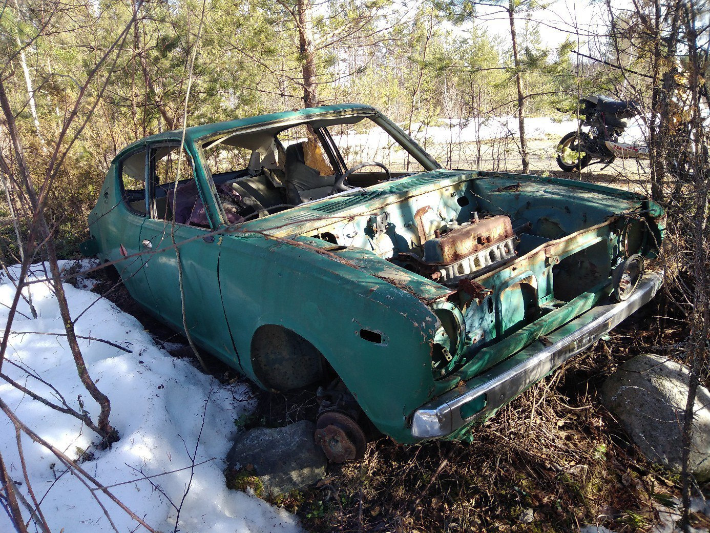 Карелия без машины. Заброшенный Датсун 100а. Датсун 100а разбитый. Datsun 100a разбитый. Datsun 100a.