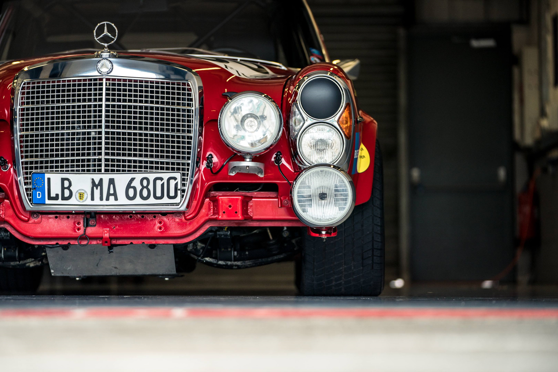 Купание в красной воде: история Mercedes-Benz 300 SEL 6,8 AMG — «История  автомобилестроения» на DRIVE2