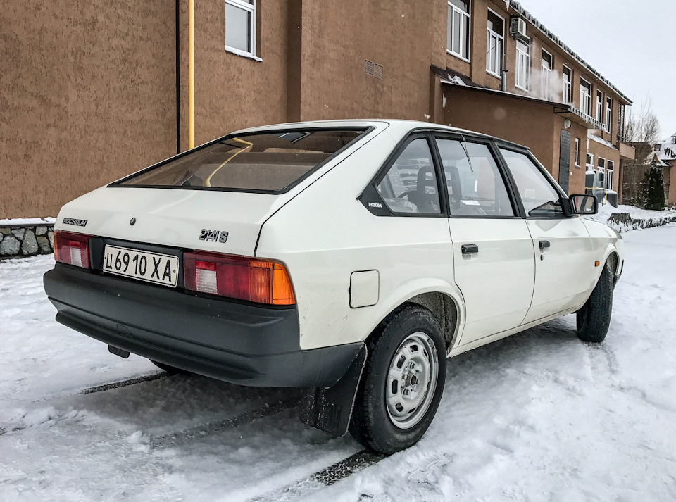 С июня 1990, повторитель переезжает к заду крыла, на крышке багажника появляются шильды 2141 S, салоны серые, торпеда становится черной ( с 1991) Появляются шильды АЗЛК в треугольниках форточек задних 1991-1992 год.Появляются брызговики ( всех 4 колесных арок), правое зеркало, задние ремни исчезают потихоньку.Виниловые дермантин обшивки дверей сменяются ворсовыми с 1991 года… — Москвич 2141