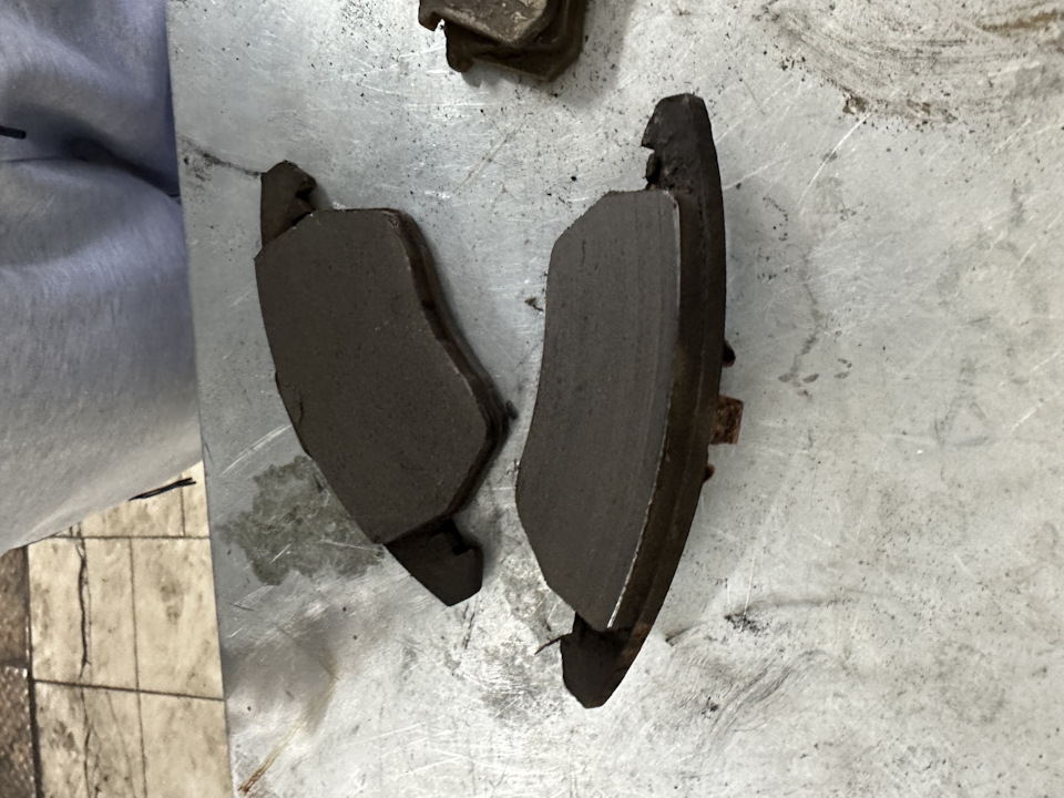 Установка датчика износа колодок на Polo Liftback — Volkswagen Polo ...