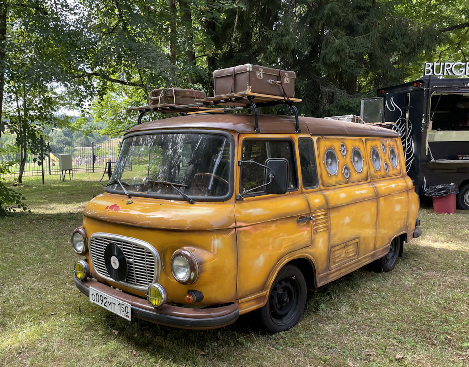 Крыша поднимается вверх, там диджейский пульт — Cadillac Escalade (3G)