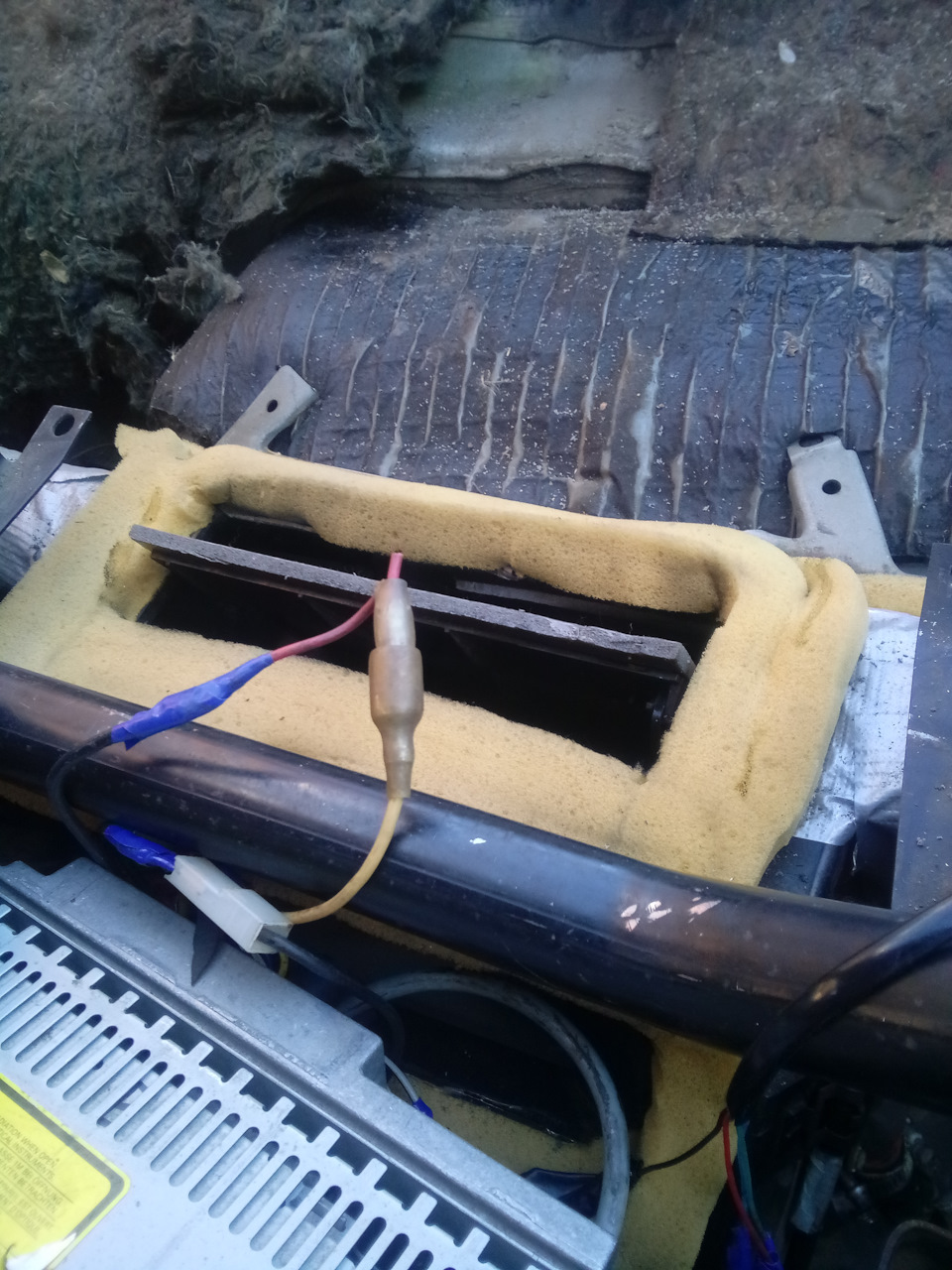 1 засунул лишний паралон между бортиком печки и поперечной панели. — Lada 2120 Надежда