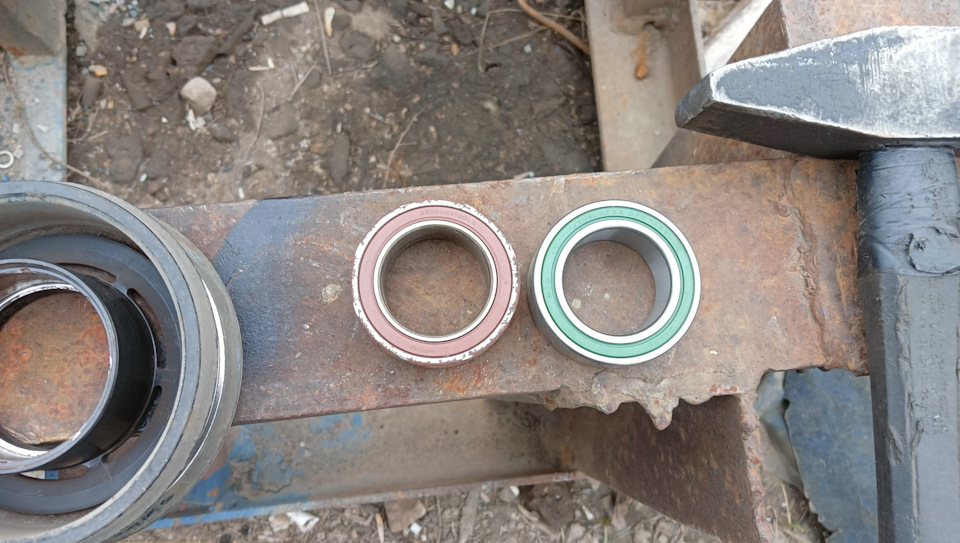 Немного сточил завальцовку и выбил старый. — Ford Focus Sedan II