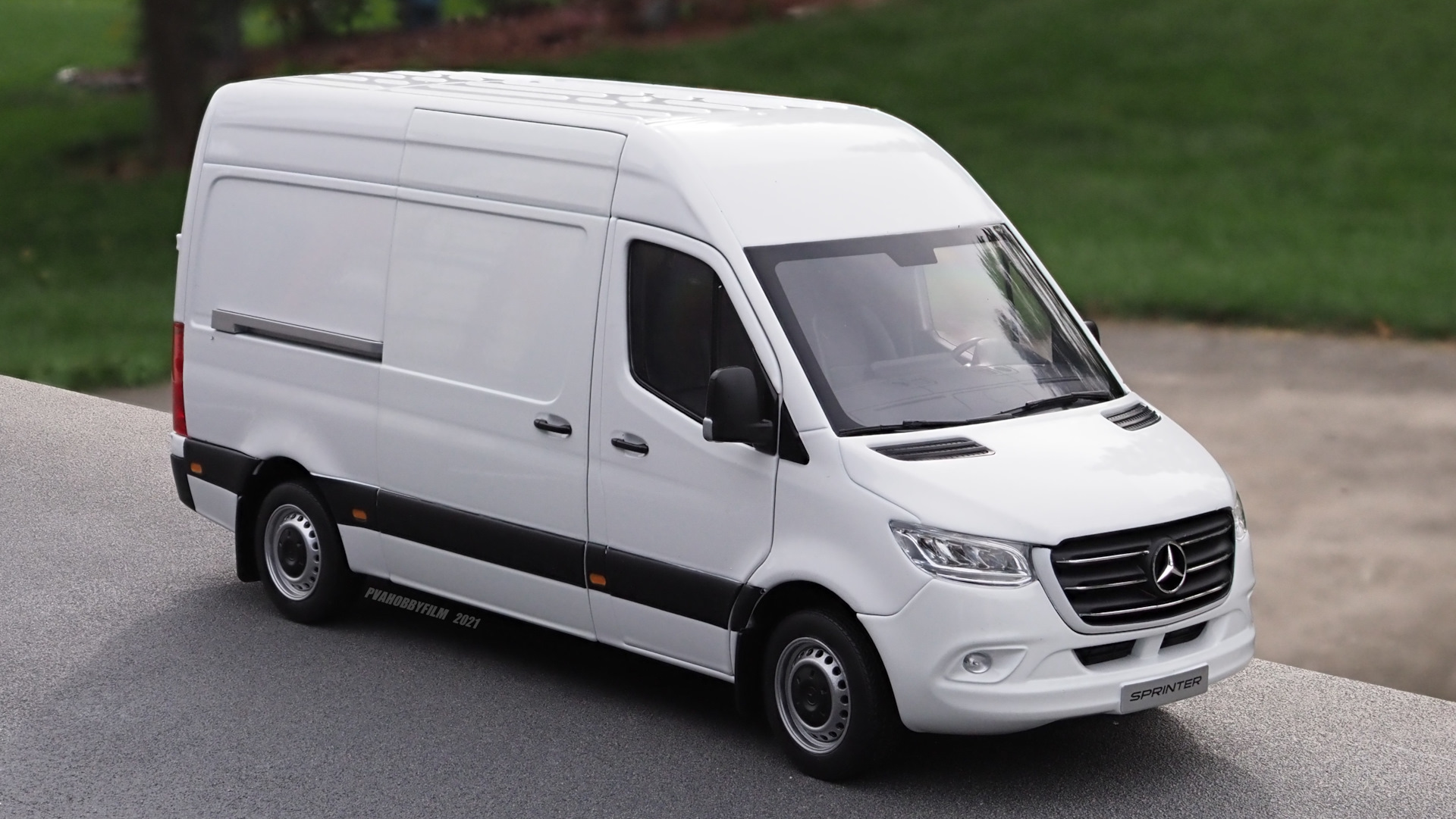 Mercedes Benz Sprinter 907 фургон