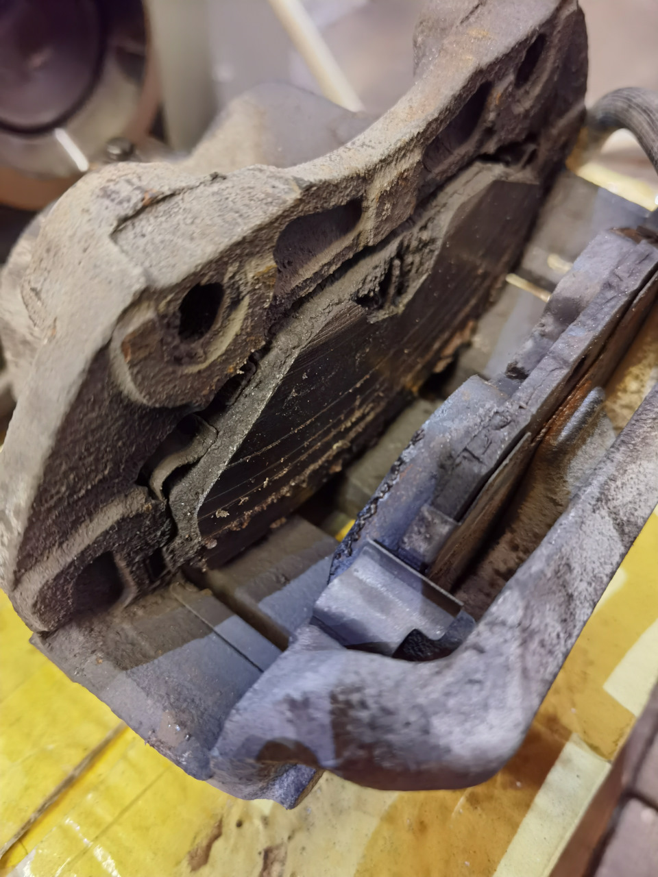 Колодки так же стерты неравномерно. — Nissan Gloria (11G)